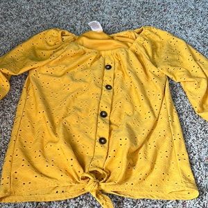 a yellow kids shirt
